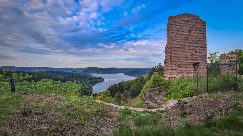 Pierre-Percée_Lac_Château_©Maxime Perrotey.jpg